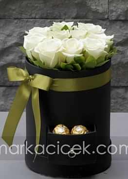 Kutuda Beyaz Güller ve Çikolatalar