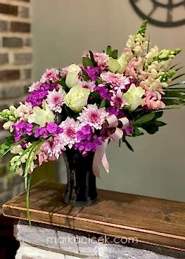 Siyah Cam Vazoda Mevsim Çiçekleri