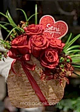 Kalp İçinde Kırmızı Güller