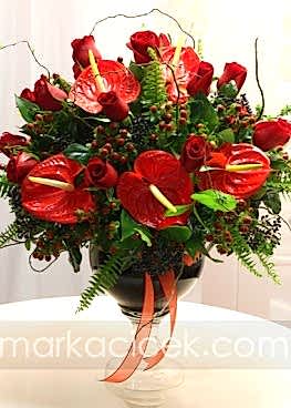 Kırmızı Güller ve Anthuriumlar