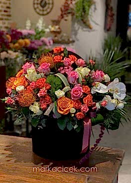 Renkli Gül ve Beyaz Orkide Aranjmanı