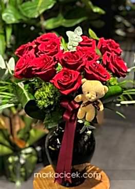 Vazoda 12 Kırmızı Gül ve Ayıcık