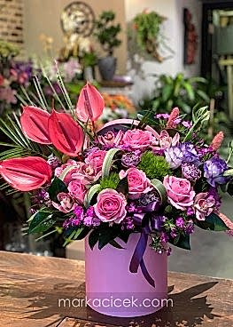 Pembe Silindir Kutuda Anthurium ve Pembe Gül