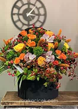 Siyah Kutuda Turuncu Gül ve Orkide