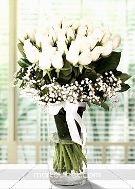 Vazoda Beyaz Güller