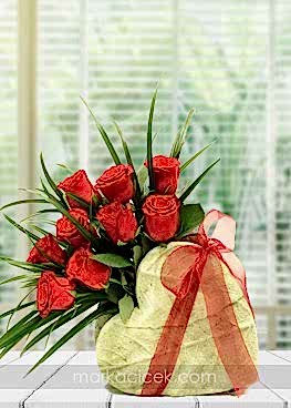 Otantik Kalp Vazoda 9 Kırmızı Gül