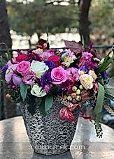 Rengarenk güller, mor ve pembe lisyantüsler