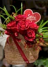 Kalp İçinde Kırmızı Güller