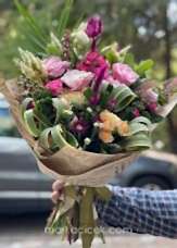 Çardak güller ve renkli mevsim çiçekleri